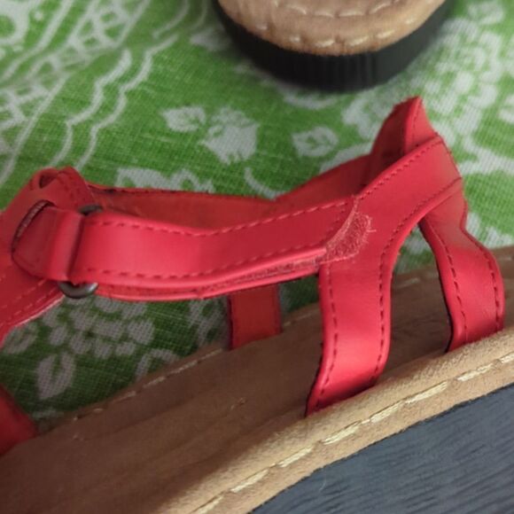 Cliffs by white mountain red sandals - Picture 9 of 10